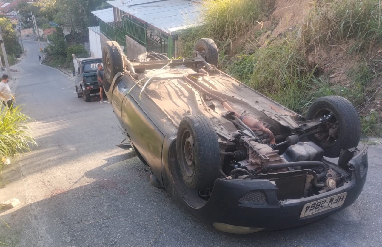 Mãe levando bebê de meses capota carro em ladeira de BH