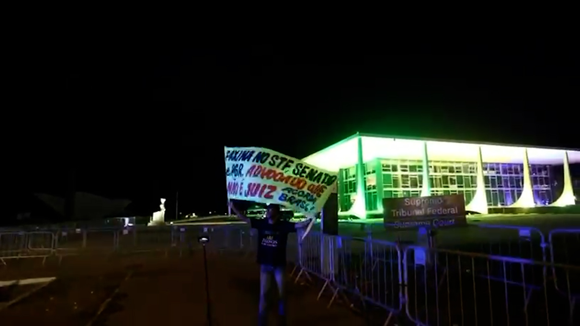 Câmera inteligente “manda” manifestante solitário se afastar do STF
