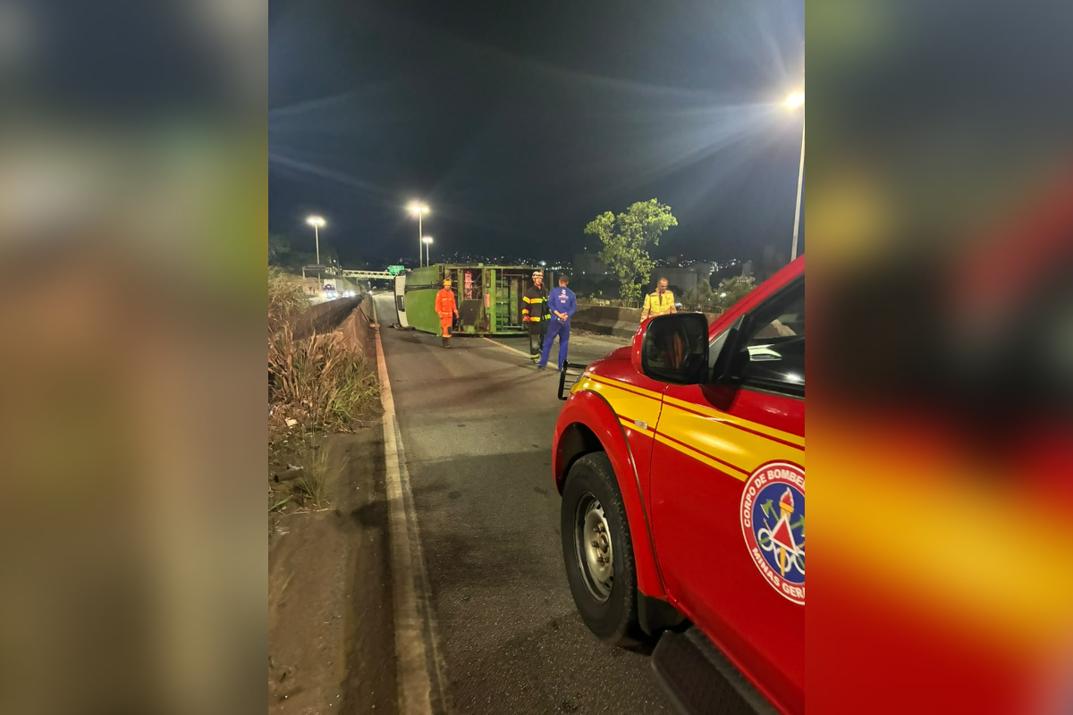 Motorista perde controle e caminhão de lixo da SLU tomba no Anel, em BH