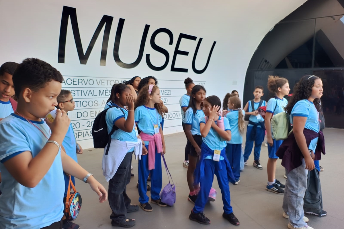 Utopias em construção: exposição do Metrópoles recebe alunos da Santa Maria