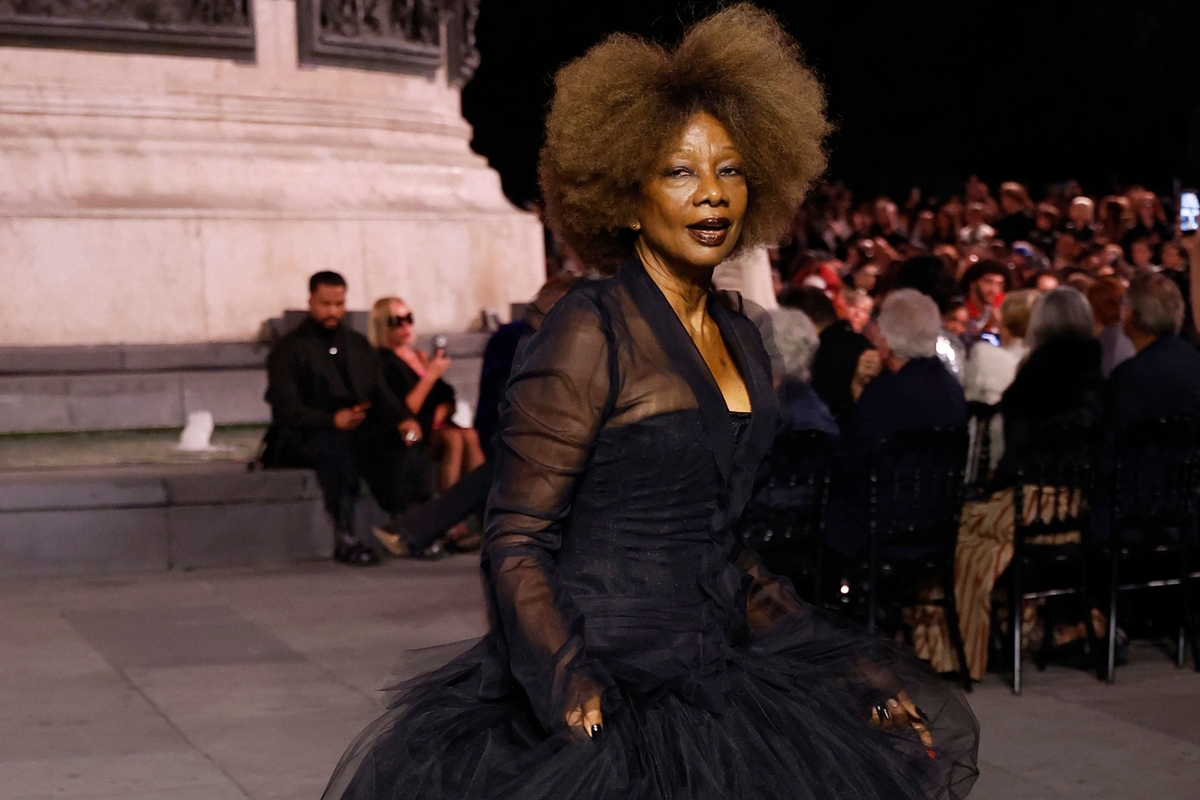 Primeira modelo negra a desfilar na alta-costura volta à passarela em Paris