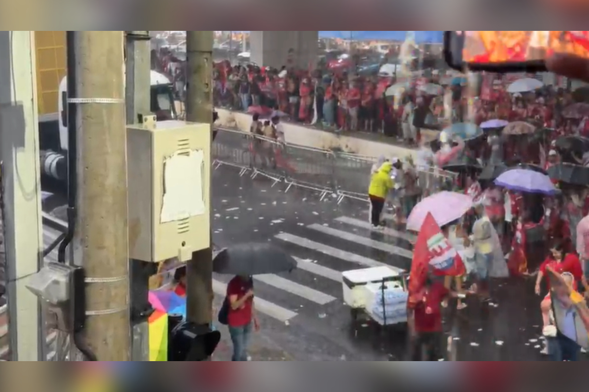 Chuva forte surpreende apoiadores antes de ato de Lula em Juiz de Fora (MG)
