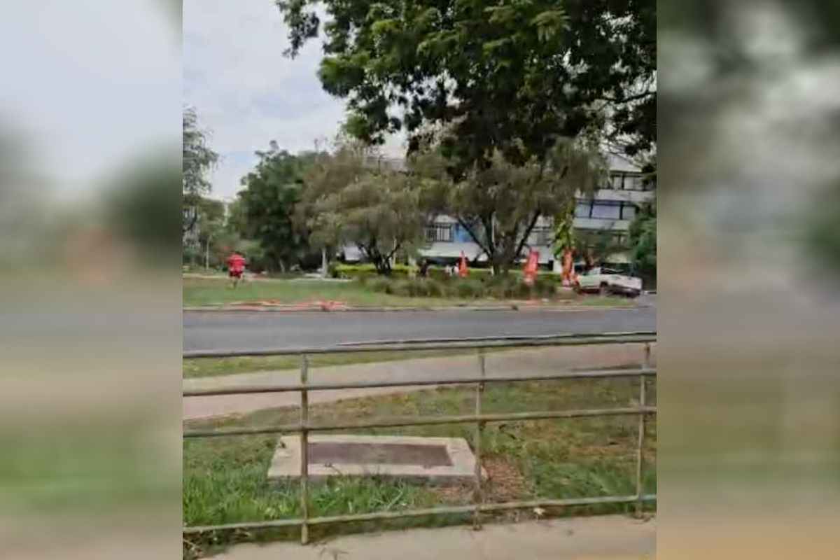 Motorista avança sobre rotatória e atropela bandeiras de deputado do PT