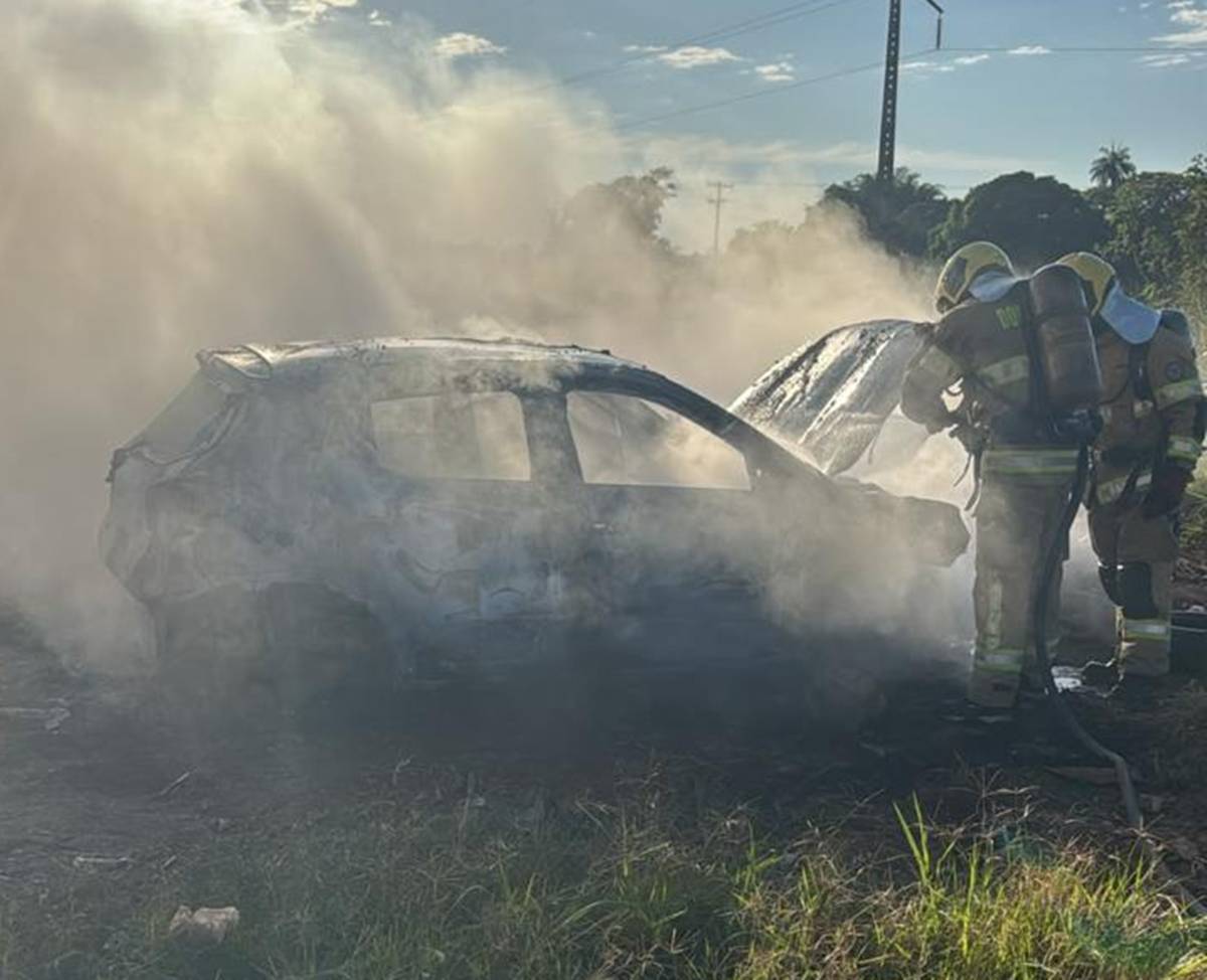 Carro pega fogo em estrada de terra em Sobradinho