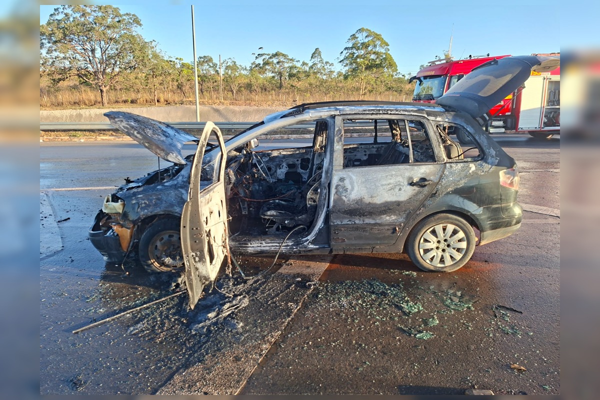 Carro é consumido por chamas e fica destruído em meio a rodovia no DF - QTU Questões do Universo