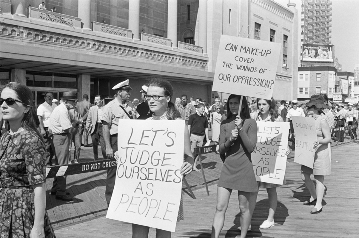 foto com cor. protesto feminino nos eua em 1968 - metrópoles
