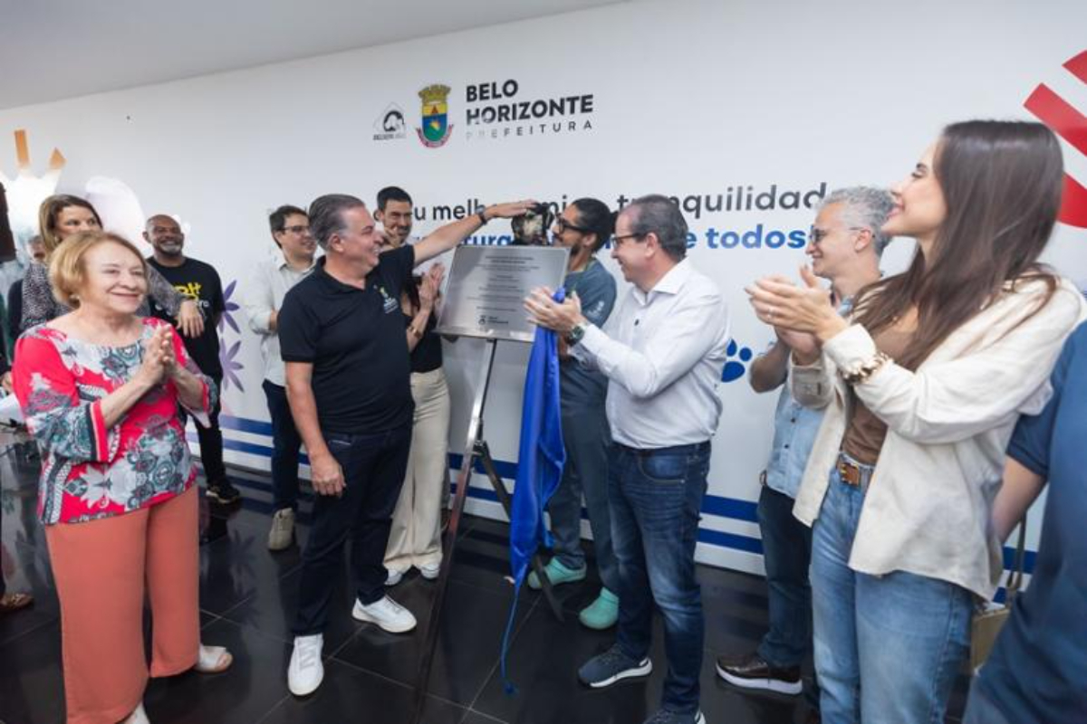 prefeito Álvaro Damião inaugura hospital veterinário BH