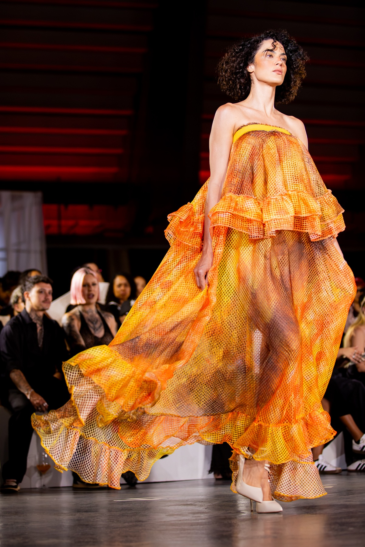 foto com cor. metrópoles catwalk - metrópoles
