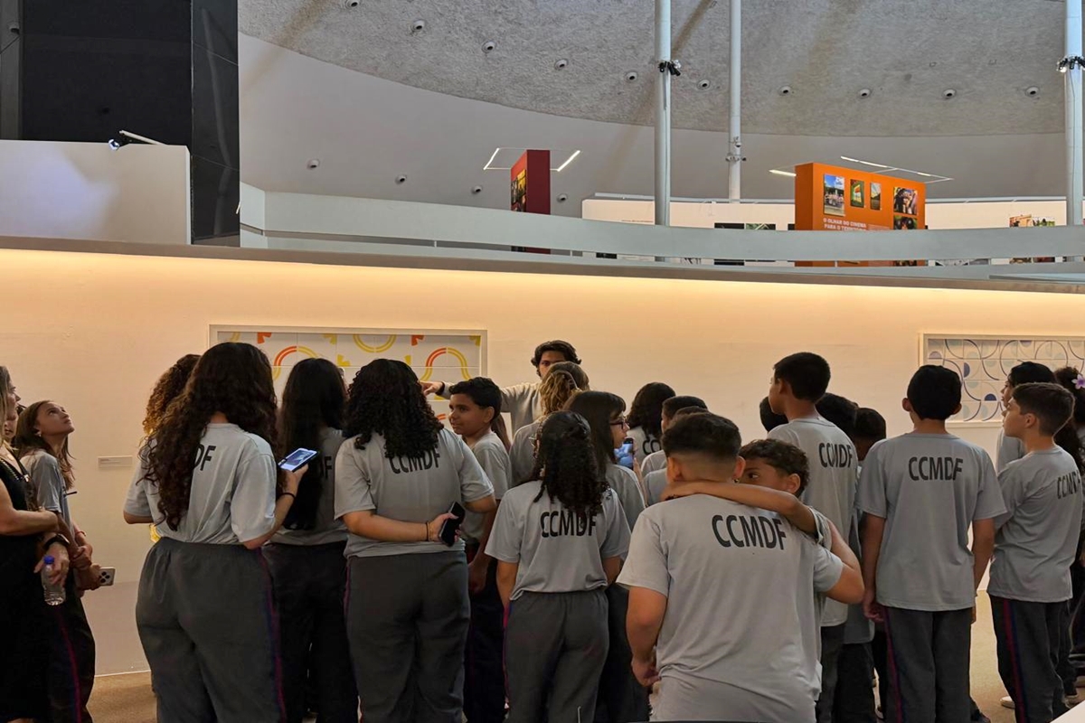 Utopias em construção: estudantes conhecem Brasília por fotos e documentos