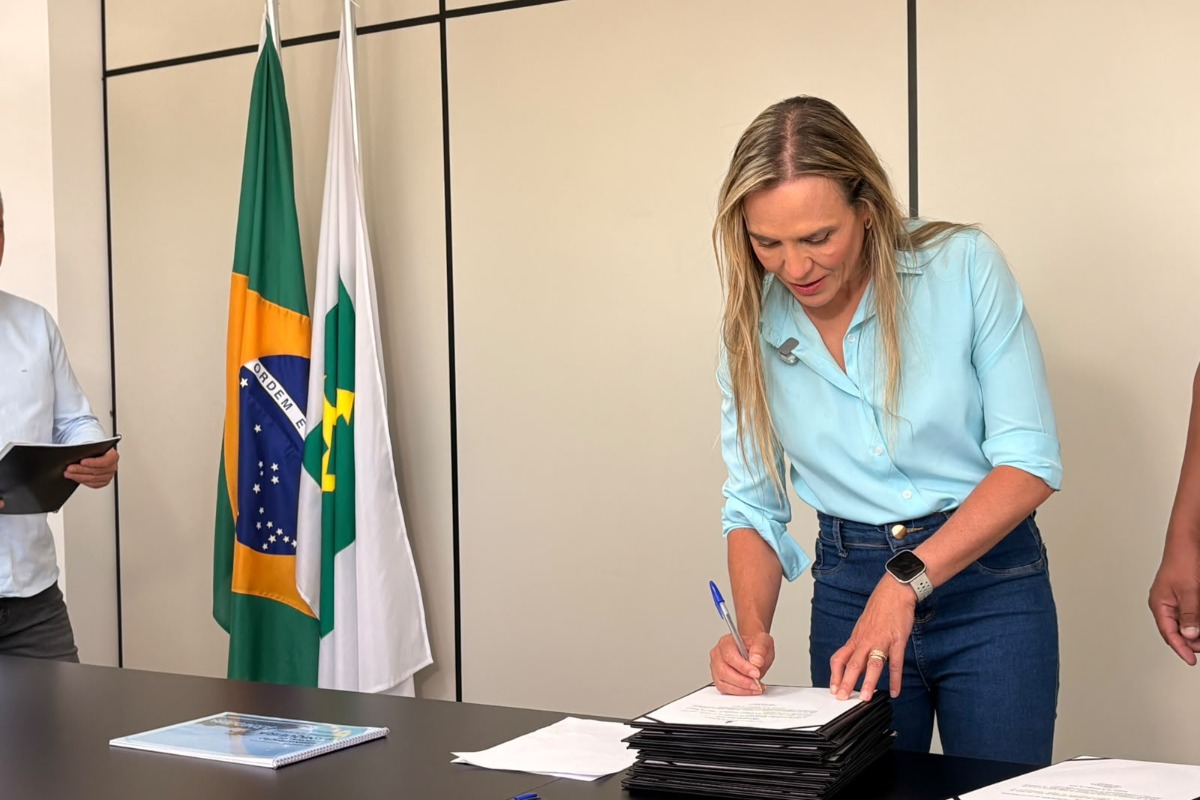 Celina Leão assina ordens de serviço para obras de drenagem em Arniqueira