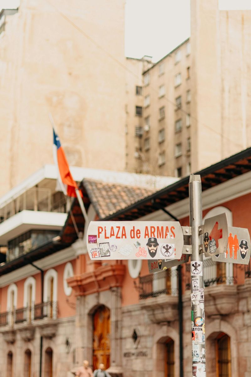  Plaza de Armas, em Santiago, no Chile, em frente ao prédio histórico da Casa Colorada
