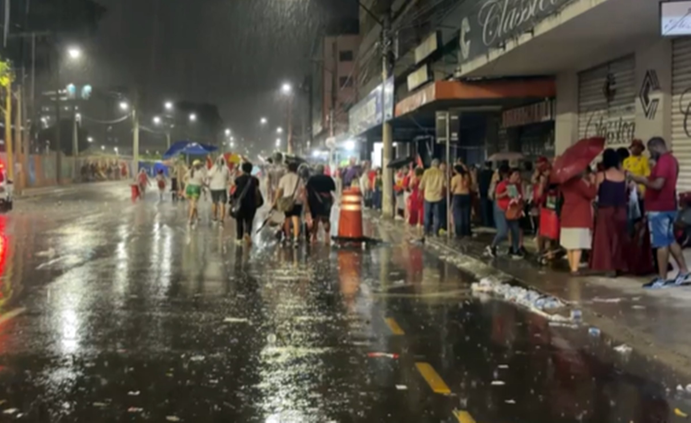 Público esvazia ato em Juiz de Fora após Lula cancelar por causa da chuva