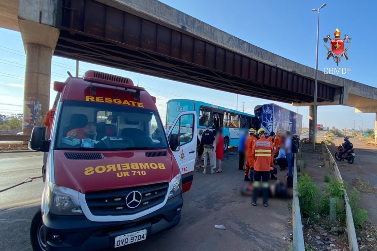 Acidente com carreta, ônibus e carro em Santa Maria deixa 8 feridos