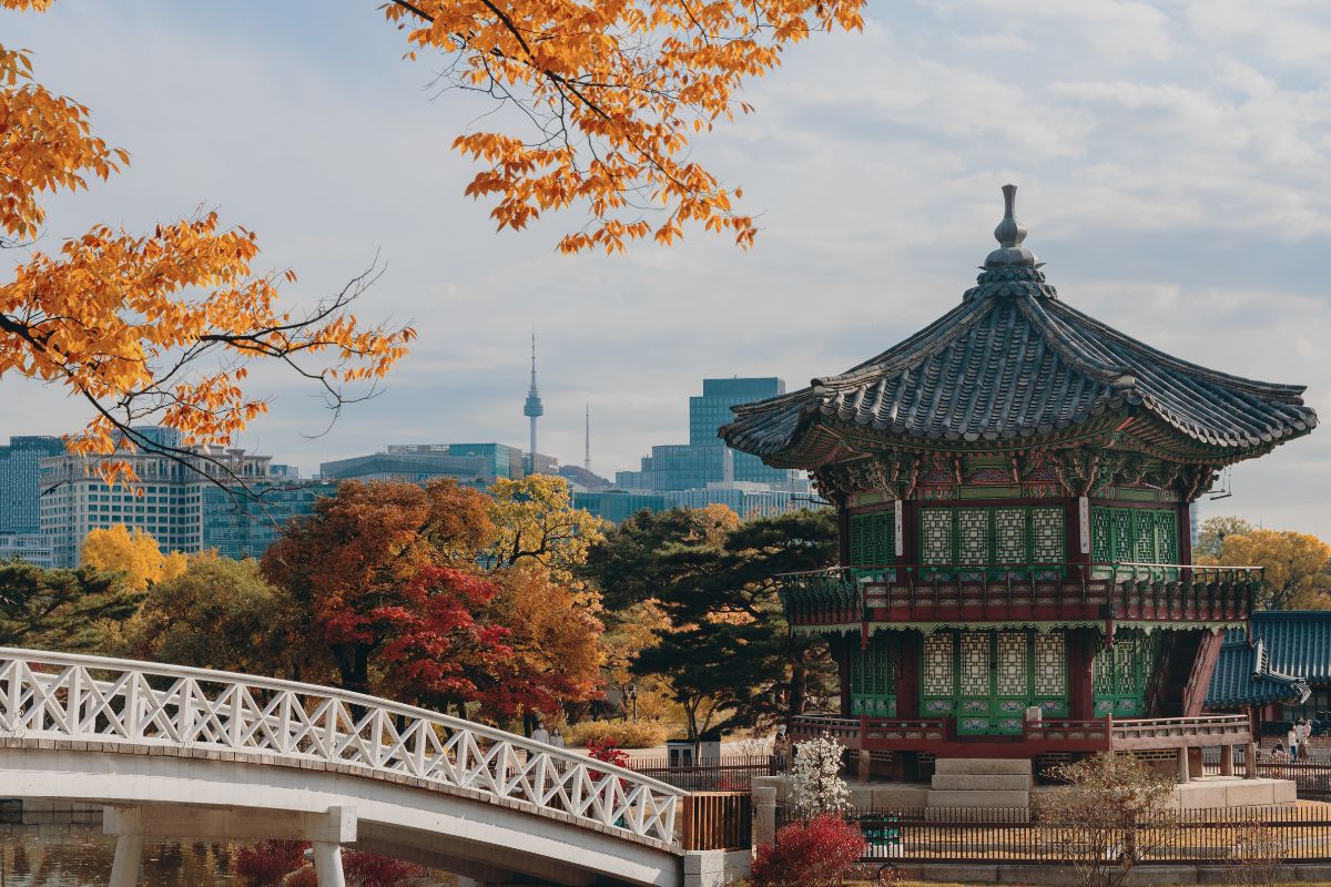 Pavilhão Gyeonghoeru, localizado no Palácio Gyeongbokgung, em Seul, na Coreia do Sul
