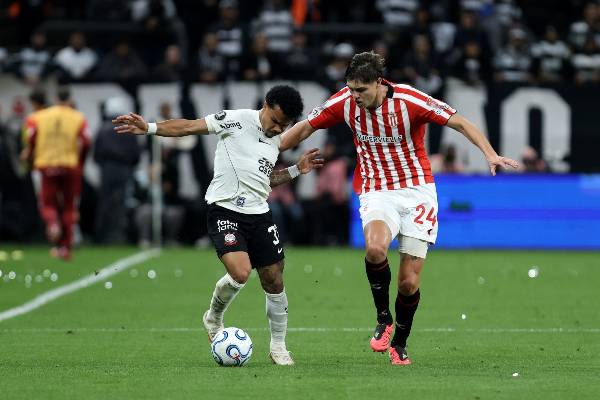 Memphis perde pênalti e Estudiantes elimina o Corinthians da Libertadores