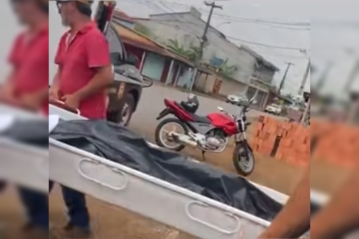Corpo cai de carro do IML após porta traseira do veículo abrir