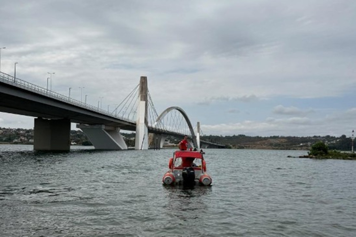 Bombeiros localizam corpo boiando próximo à Ponte JK, no Lago Paranoá