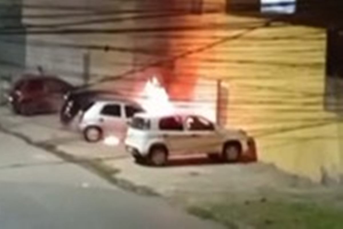 Dupla coloca fogo em carro no meio da rua; PCDF procura suspeitos
