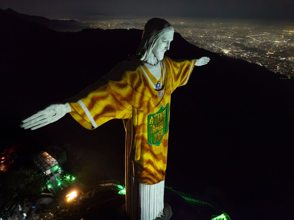 Cristo Redentor faz homenagem à partida da NFL no Rio de Janeiro