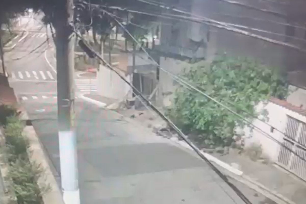 Câmera de segurança mostra momento em que prédio desabou em SP