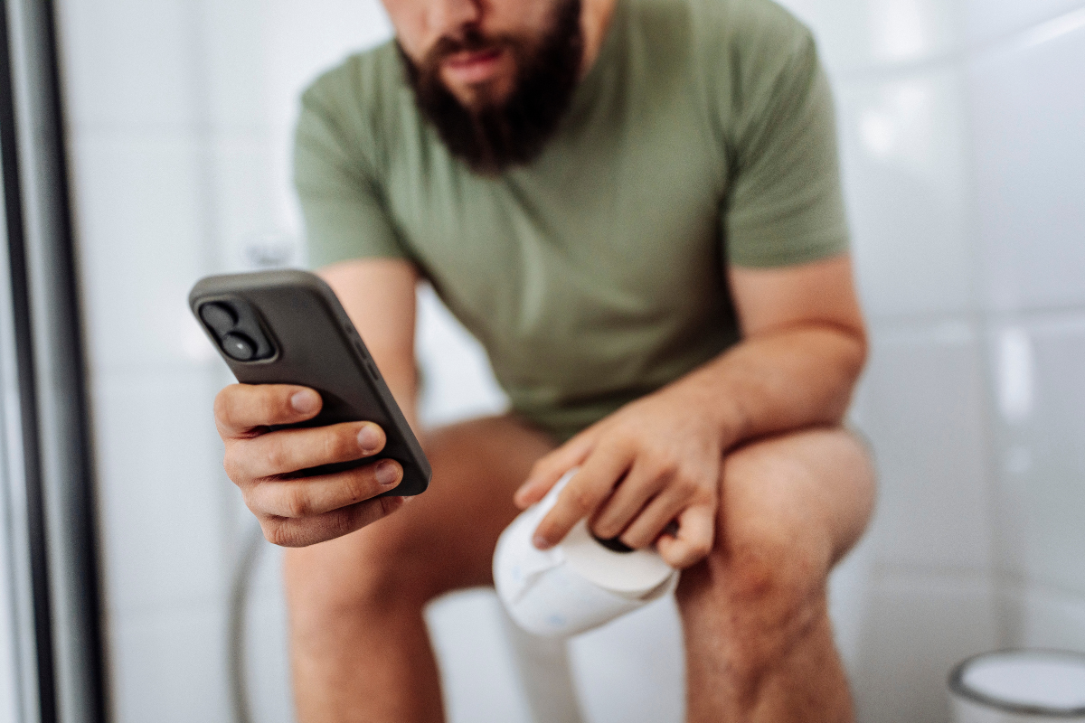 "Weaponized pooping": idas ao banheiro viram estratégia em relacionamentos