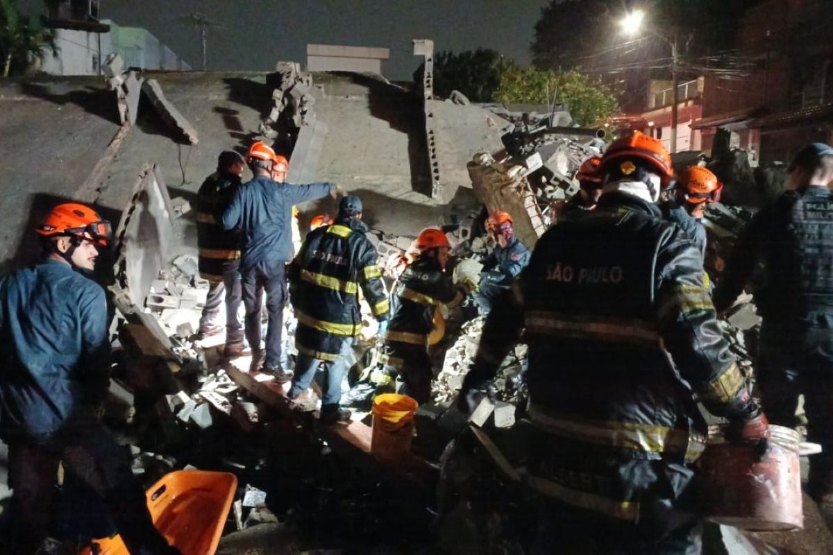 Sobe para 5 o número de mortes após desabamento de prédio em SP