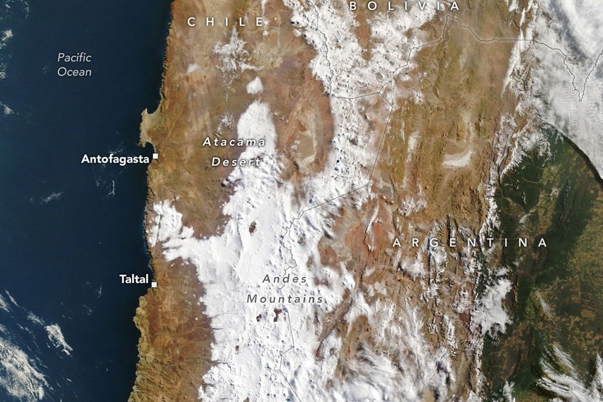 Imagem colorida de neve no deserto do Atacama - Metrópoles