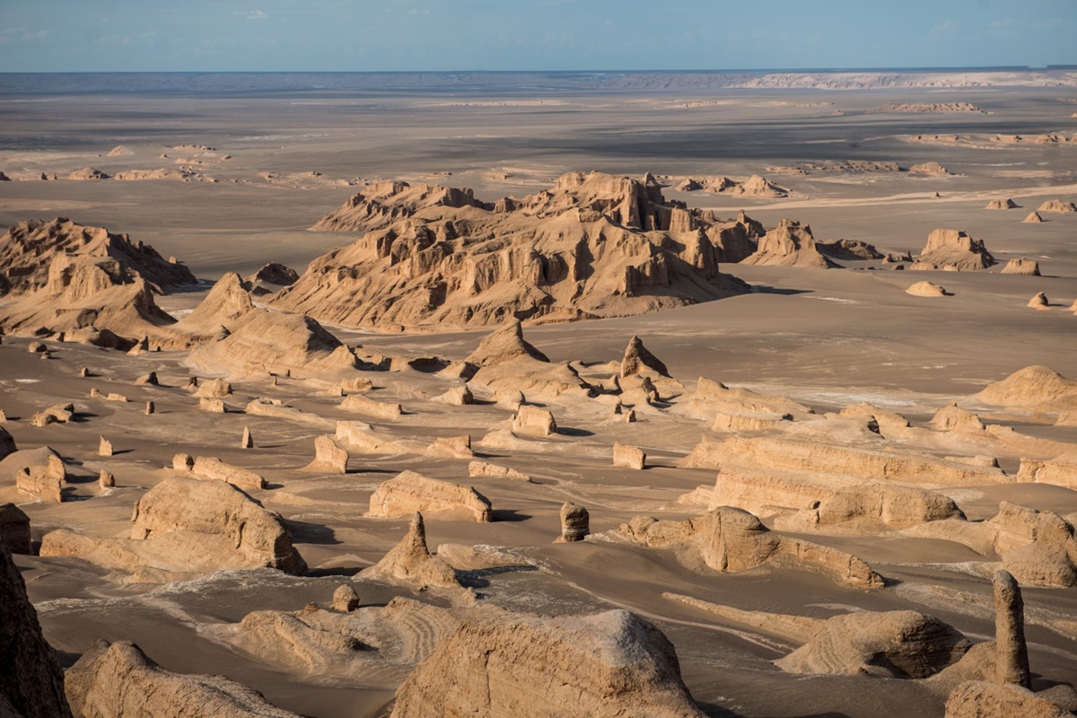 Deserto de Lut, localizado no sudeste do Irã, famoso por suas belas formações rochosas esculpidas pelo vento conhecidas como yardangs