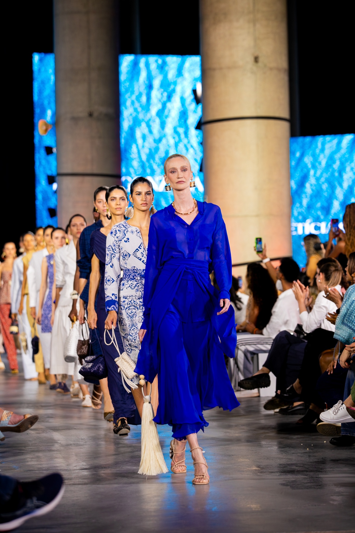 foto com cor. metrópoles catwalk - metrópoles