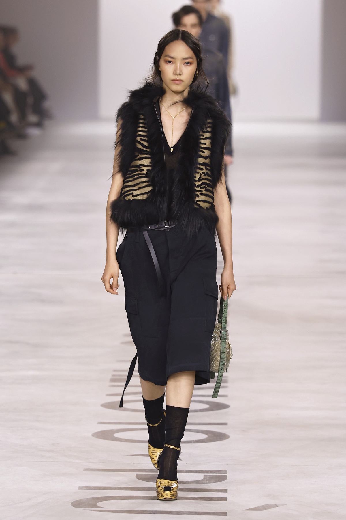 foto com cor. Desfile Fendi na Semana de Moda de Milão - metrópoles