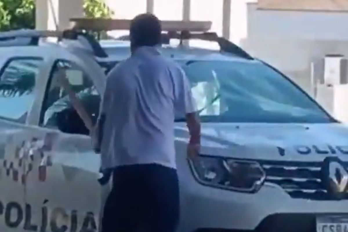 Homem é preso após danificar viatura da PM com pedaço de madeira em SP