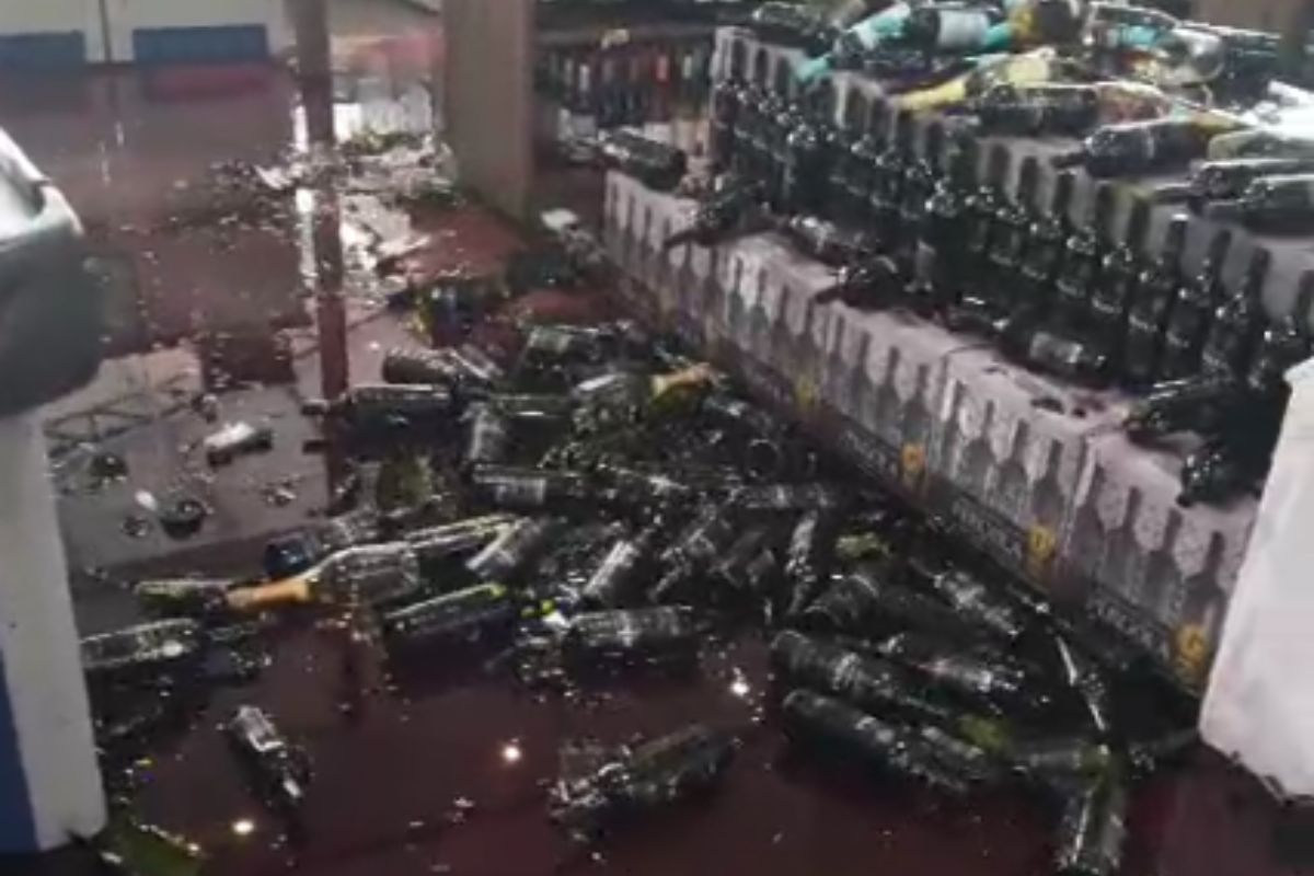 Homem quebra garrafas de vinho e dá prejuízo de R$ 60 mil em mercado de SP