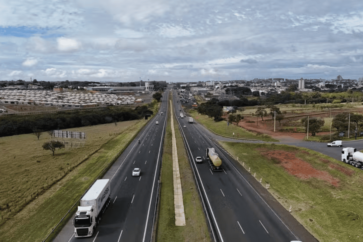 Câmeras com IA vão fiscalizar uso de celular ao volante em rodovia de SP