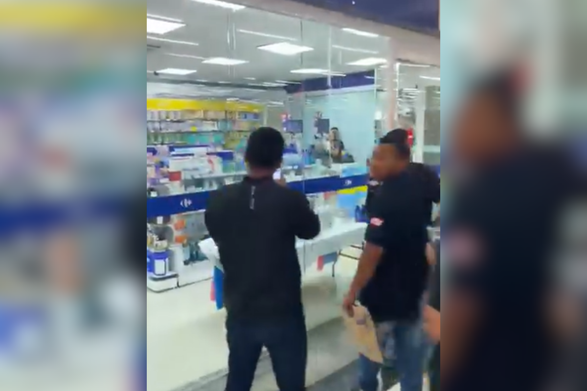 Vídeo mostra funcionária ser feita refém dentro de farmácia em hipermercado