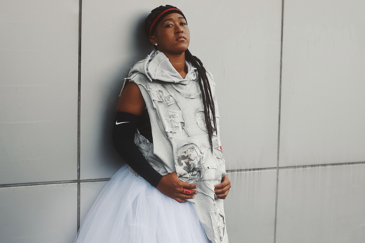 Law Roach veste Naomi Osaka com trechos de jornais sobre feitos da tenista - QTU Questões do Universo