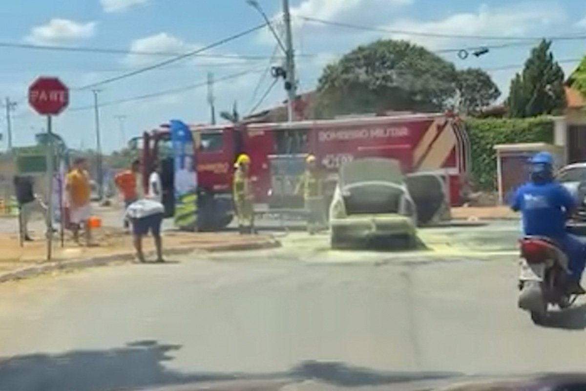 Carro pega fogo em frente escola de Formosa