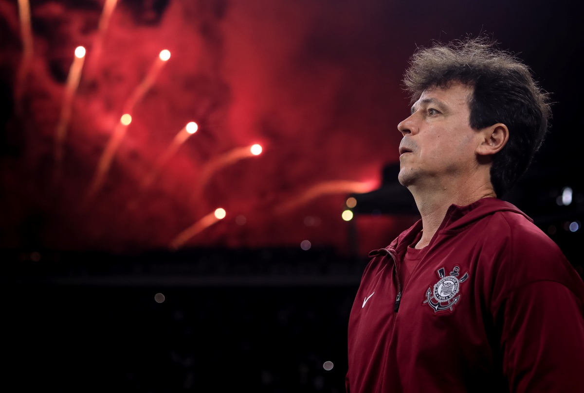 Corinthians: Diniz lamenta eliminação e fala sobre pênalti de Memphis