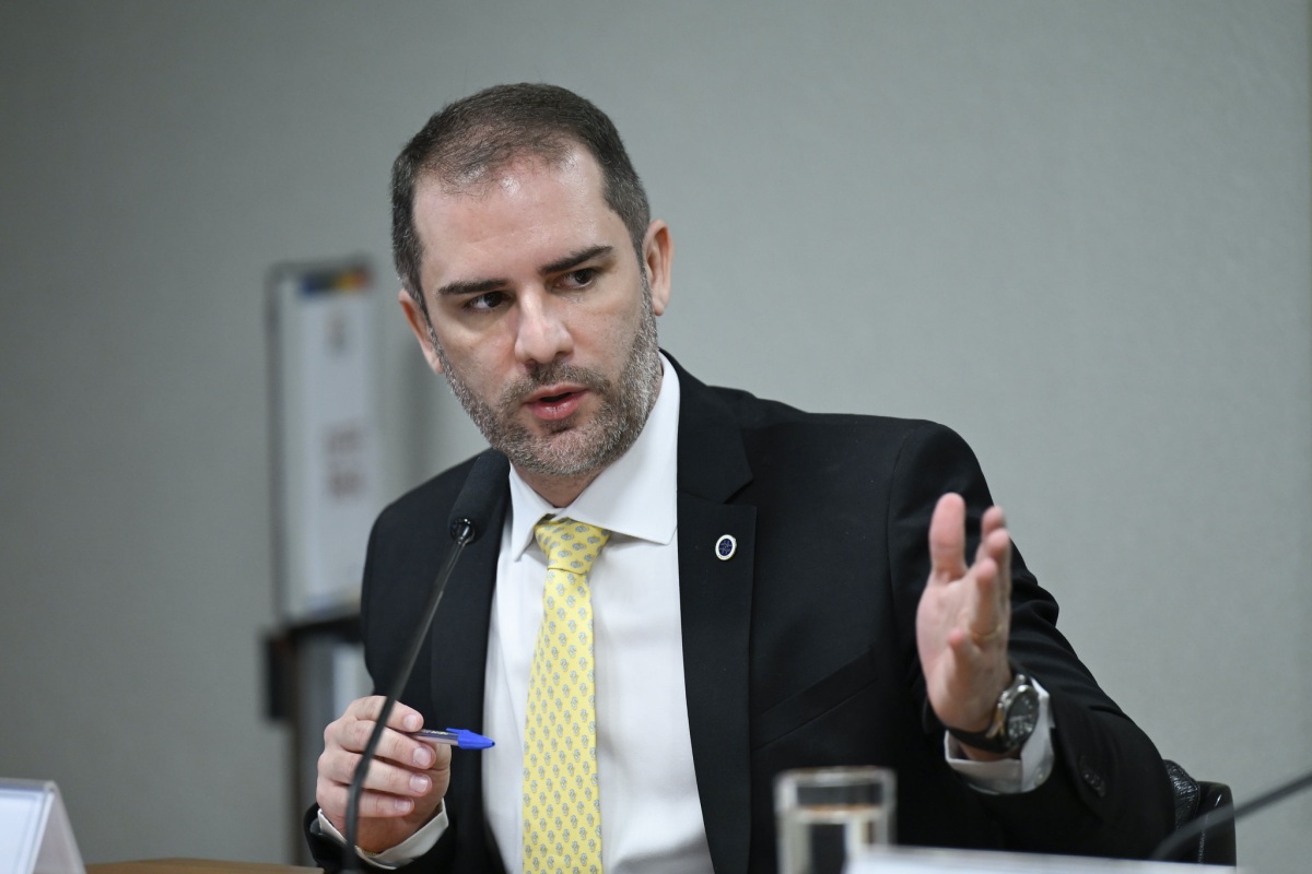 Daniel Pereira diretor da Anvisa em audiência no Senado | Metrópoles