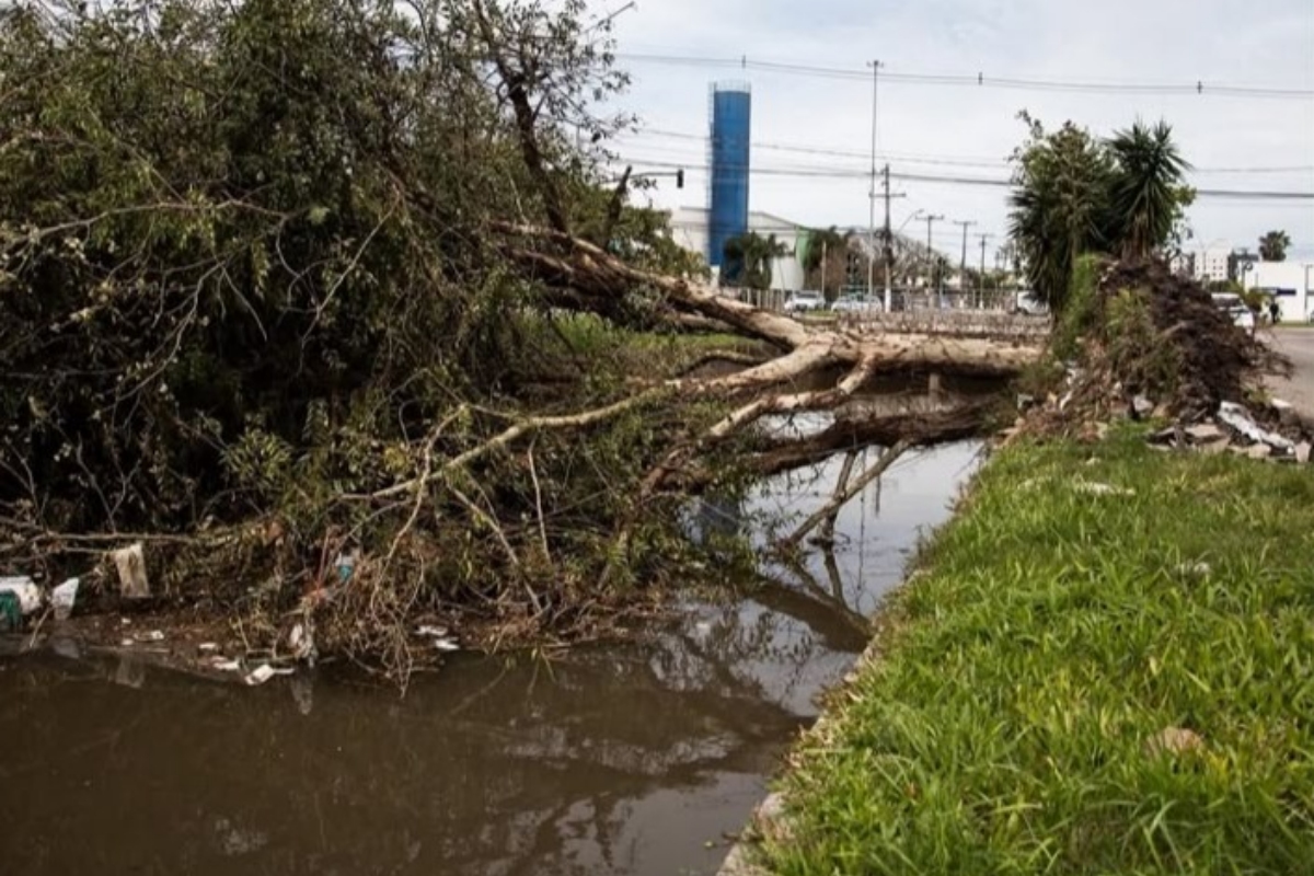 RS: temporais deixam ao menos 4 mortos e rastro de destruição