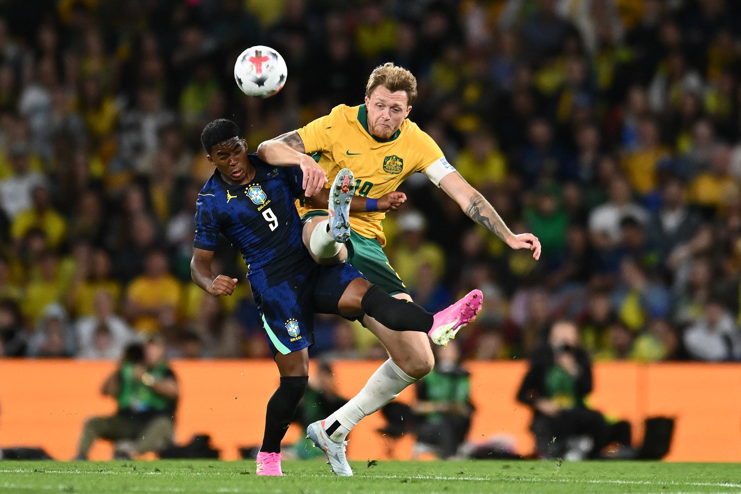 Endrick se desentende com jogador da Austrália durante amistoso. Veja