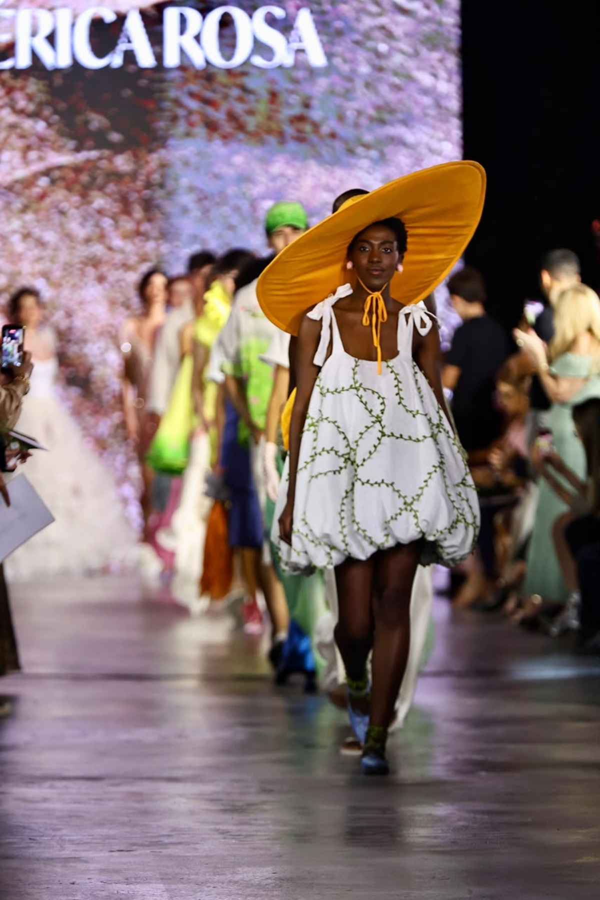 foto com cor. metrópoles catwalk - metrópoles
