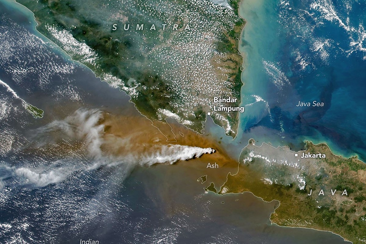 Imagem de erupção de vulcão na Indonésia - Metrópoles