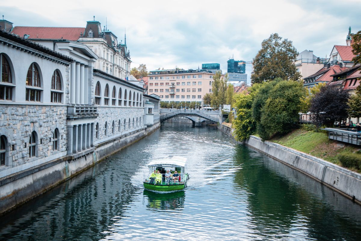 Rio Ljubljanica, em Liubljana, capital da Eslovênia, visto em direção às famosas Três Pontes, na Europa