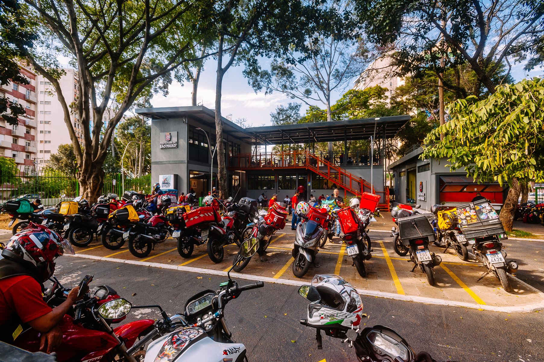 Mais dignidade: Espaço Motoboy transforma a rotina de quem circula por SP
