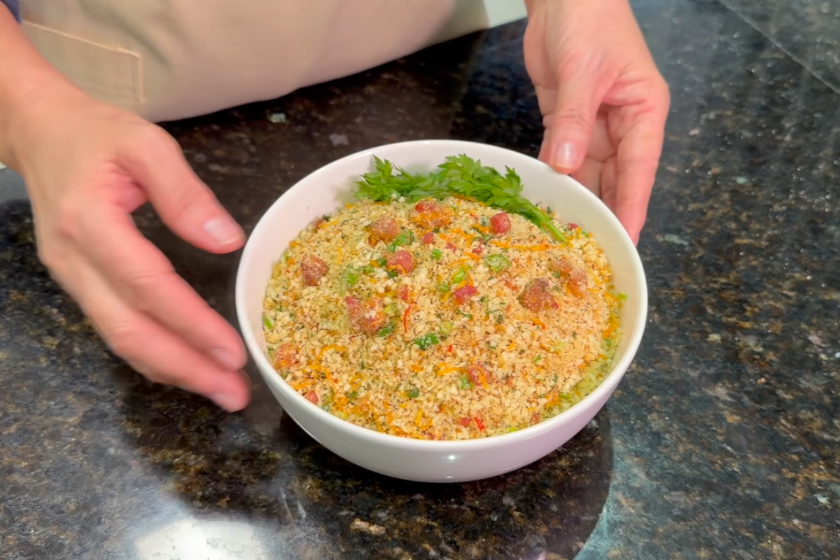 Farofa crocante com bacon é o acompanhamento perfeito; aprenda a receita