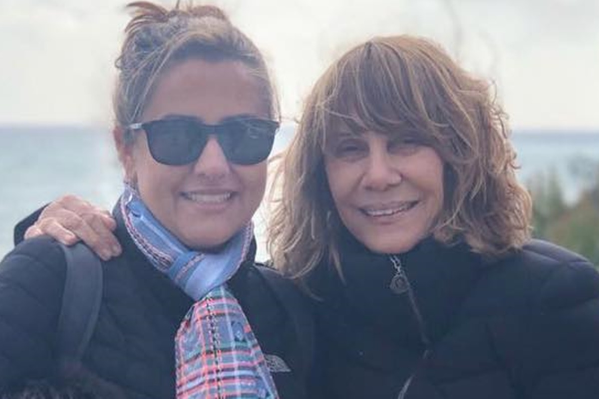 Médica, filha de Renata Sorrah diverte com conselhos da mãe sobre gripe