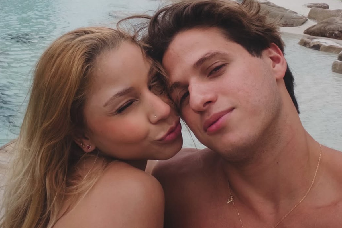 Flavia Saraiva ganha flores e declaração de amor do namorado: "Especial"