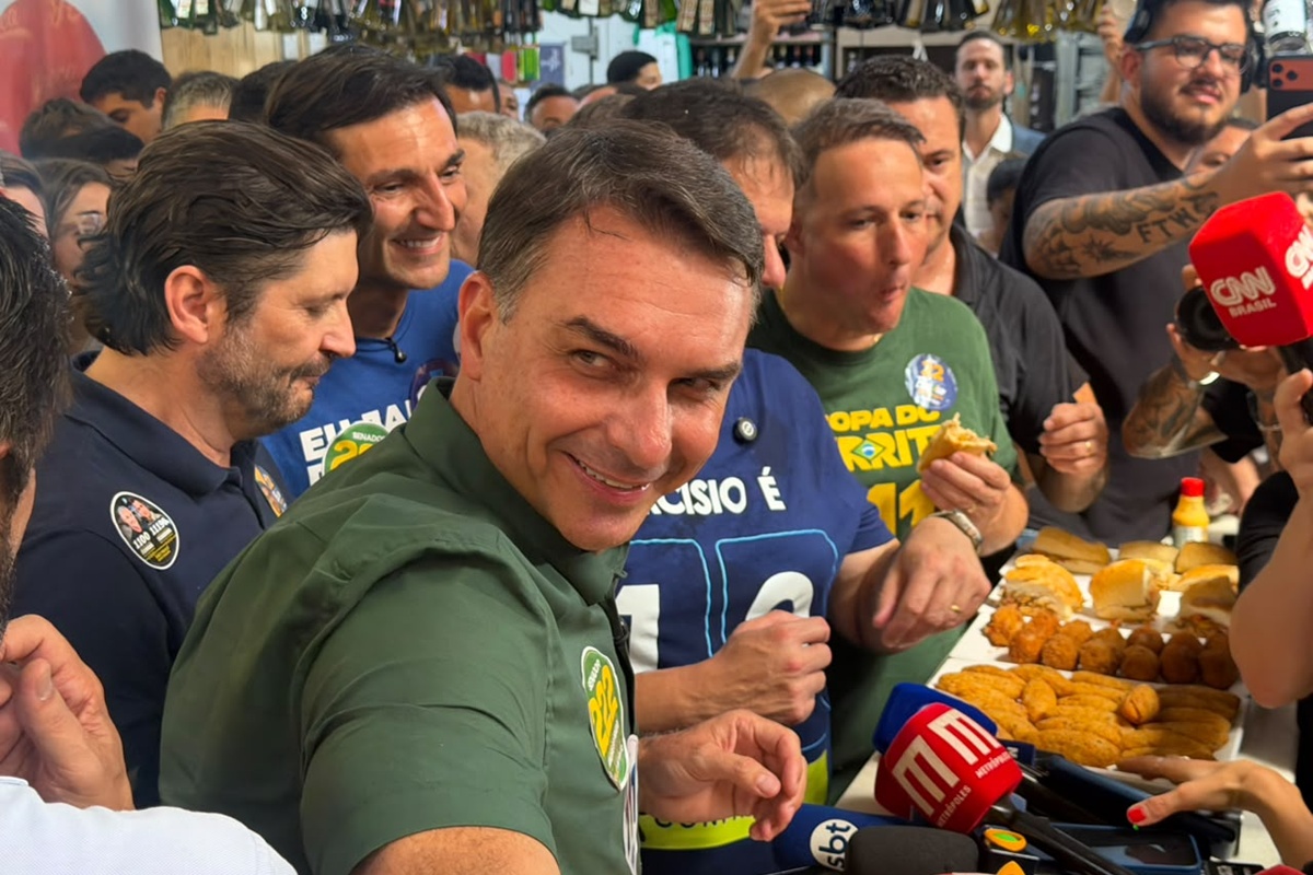 Flávio recua após ataque à CNBB e ergue imagem de Nossa Senhora Aparecida