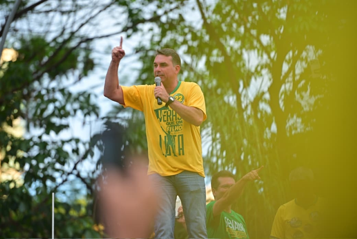 Flávio Bolsonaro diz que vai ao debate na Globo mesmo que Lula não vá