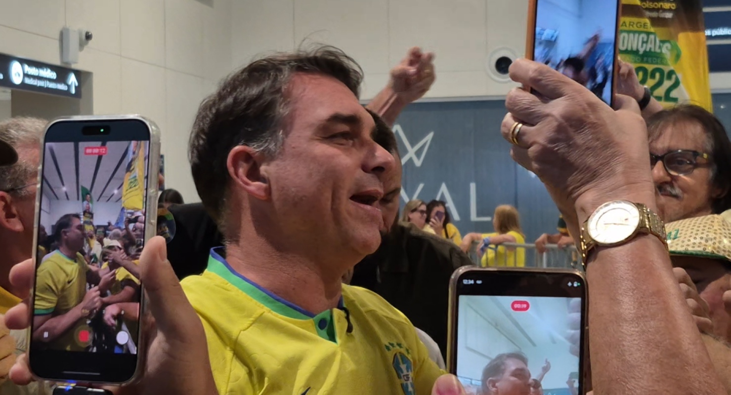 Flávio Bolsonaro chega a Natal em nova rodada de campanha pelo Nordeste